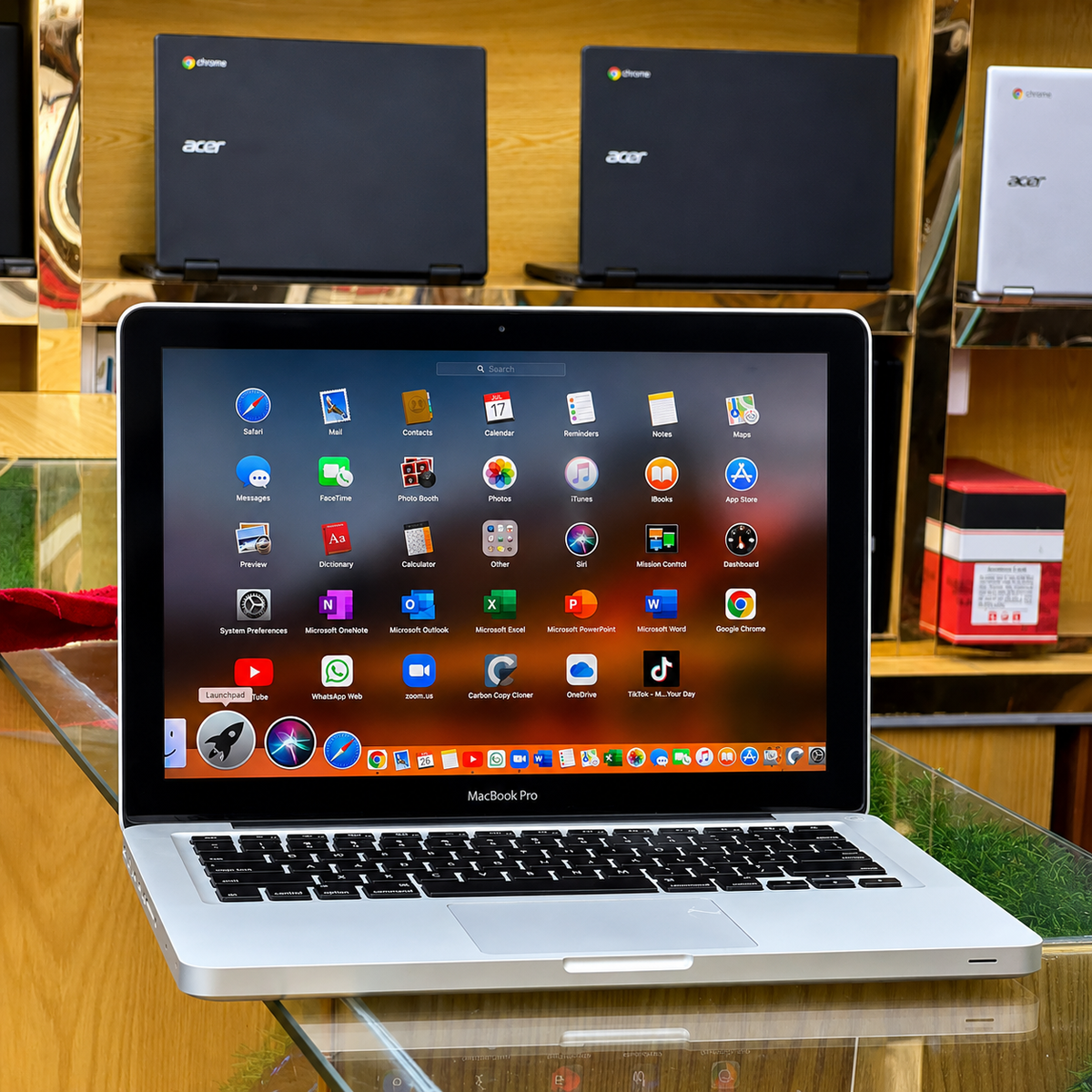 MacBook Pro  1278 model  4GB 256GB  13 inches display