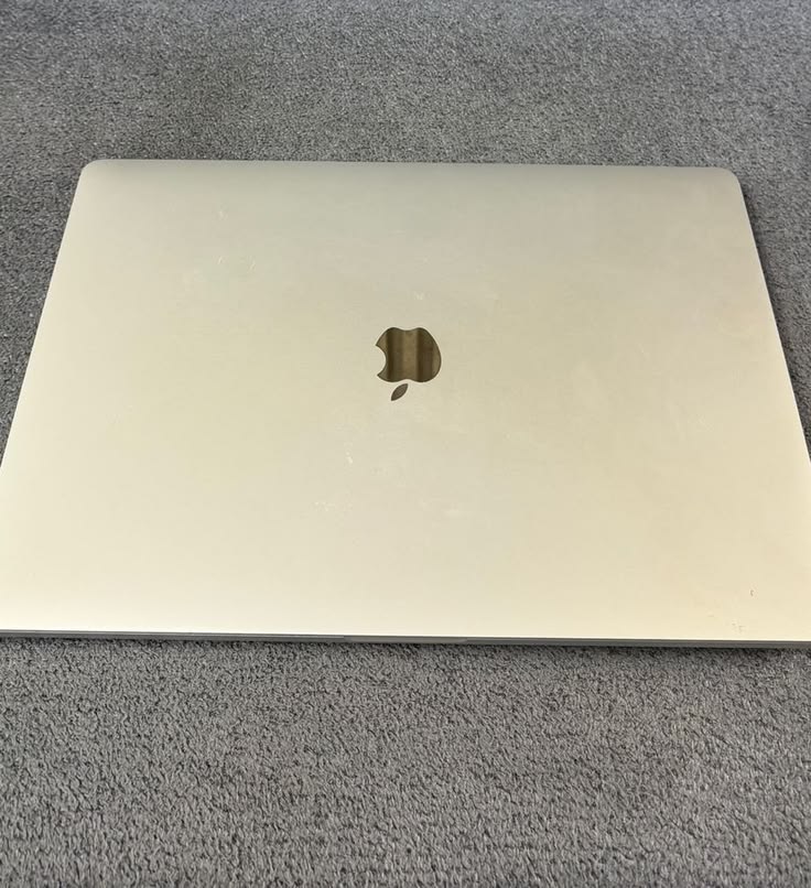 MacBook Pro Core i7 15-inch (4GB RAM, 256GB ROM)