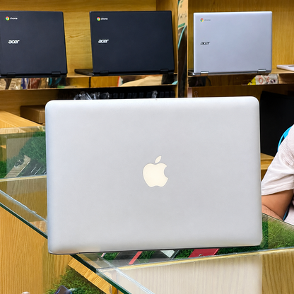 MacBook Pro  1278 model  4GB 256GB  13 inches display